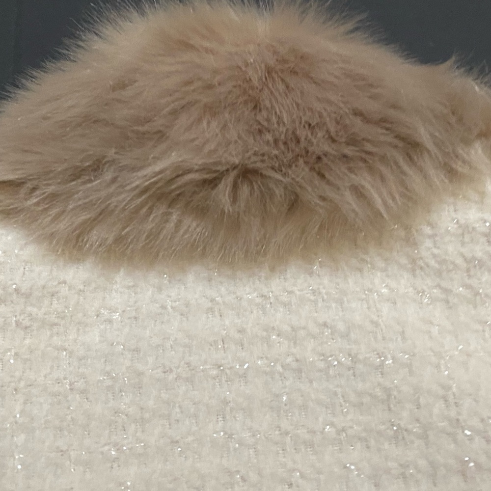 Little Girls Adorable Cream Coat - Picture 4 of 13